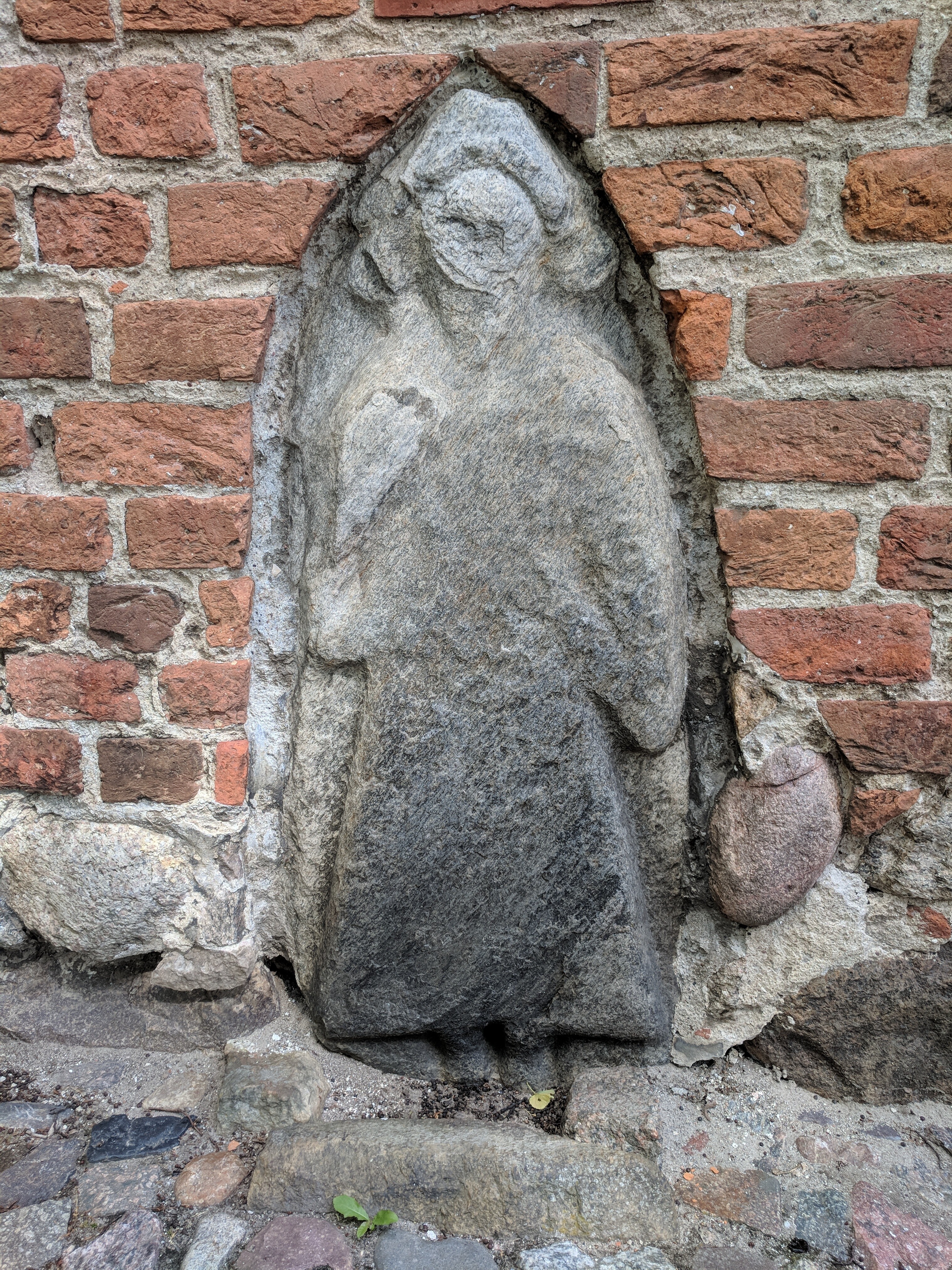 Wizerunek słowiańskiego Boga Świętowita, który mógł znajdować się w pogańskim miejscu kultu, (np. w świątyni w Arkonie przed jej zniszczeniem przez Duńczyków w 1168 roku. Domena publiczna, Botaurus stellaris – Praca własna Więcej szczegółów Figura kamienna w zachodniej fasadzie kościoła Mariackiego w Bergen auf Rügen (Górze). Wiek, pochodzenie i znaczenie nie są pewne. Być może jest to kamień nagrobny księcia Ranów Jaromara I († po 1218) lub wizerunek słowiańskiego Boga Świętowita, który mógł znajdować się w pogańskim miejscu kultu (np. w świątyni w Arkonie przed jej zniszczeniem przez Duńczyków w 1168 roku). Na figurze widoczny jest kształt rogu, a z boku, być może późniejszy, znak krzyża.